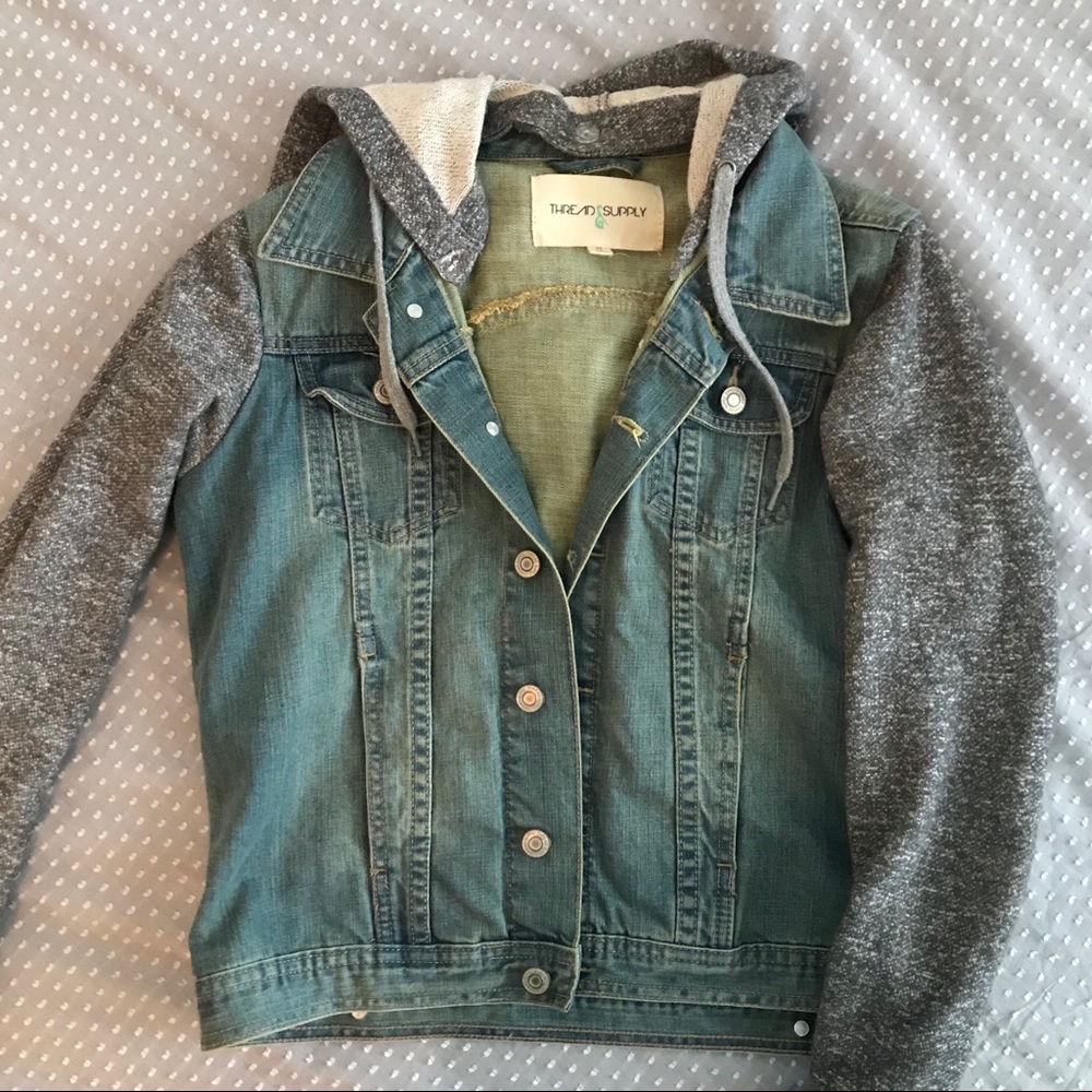 Denim / gray sleeved jacket